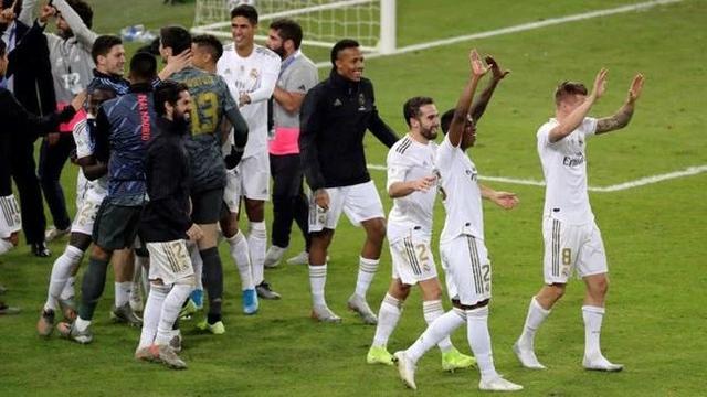 致敬若塔，阿隆索、阿诺德等人到安菲尔德纪念碑前献花（阿隆索、阿诺德等赴安菲尔德纪念碑献花，向若塔致敬）